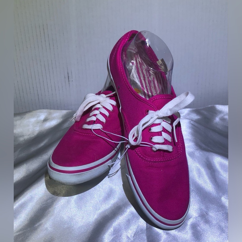 Liz Claiborne women’s size 9.5 vintage hot pink sneakers. Like new